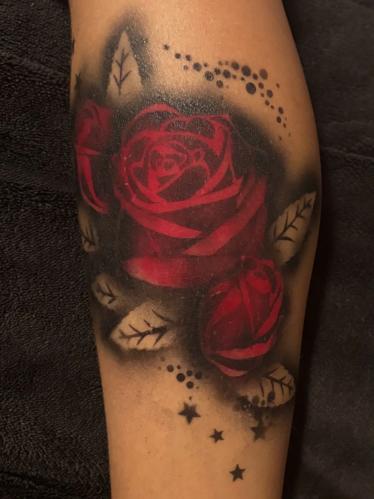 Airbrush-Tattoo mit roten Rosen auf einer Wade
