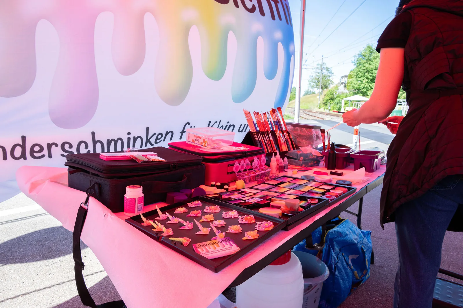 Schminkstand von ChliniGsichtli mit Farbpaletten, Pinseln und Haarschmuck